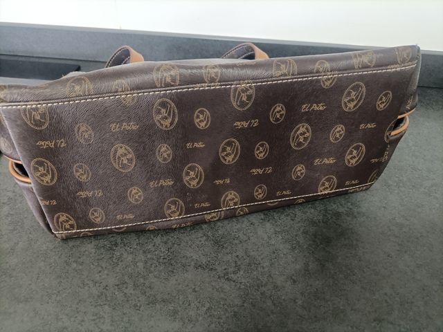 Bolso de piel marrón con logo