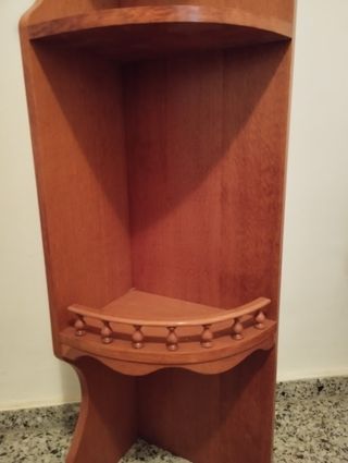 Estante esquinero de madera rústico