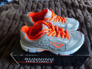 Sapatilhas Outpace Running Cinza e Laranja