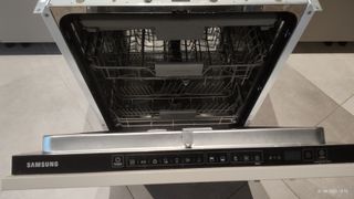 Lavastoviglie Samsung DW60M6050BB da sistemare