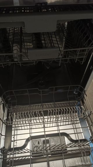 Lavastoviglie Samsung DW60M6050BB da sistemare