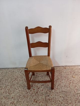 Silla de madera con asiento de tela