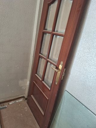 Puerta maciza madera con cristales
