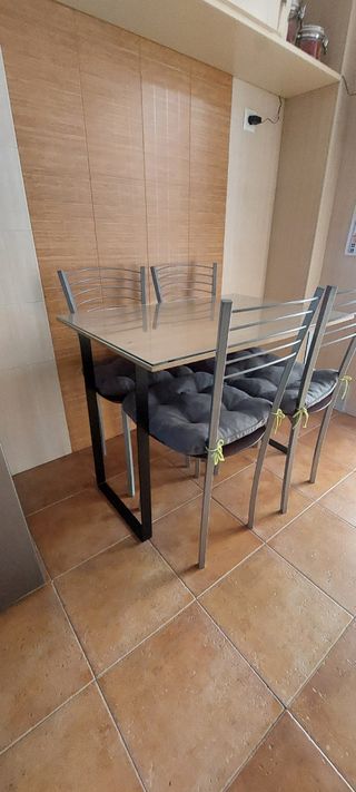 Mesa de cocina con 4 sillas y cristal