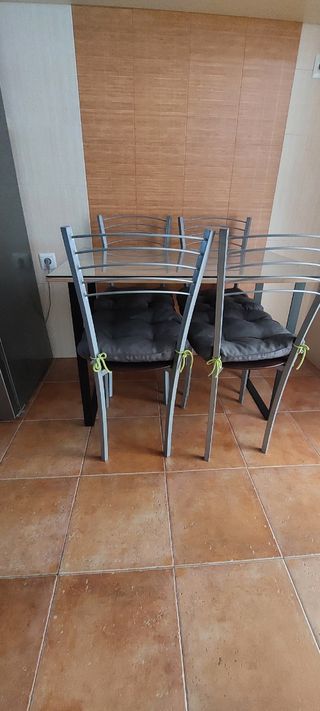 Mesa de cocina con 4 sillas y cristal