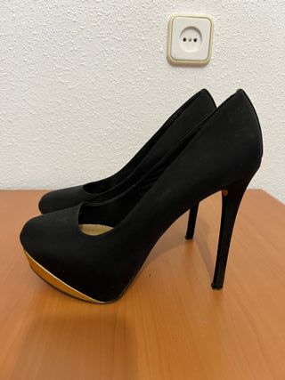 Zapatos de tacón Bershka negros y dorados. 