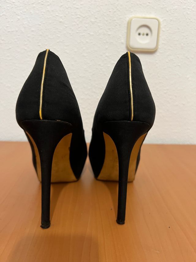 Zapatos de tacón Bershka negros y dorados.