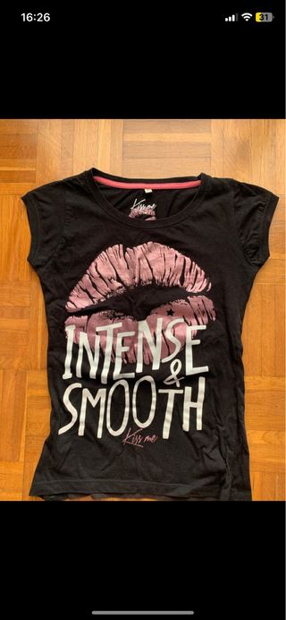 Camiseta negra manga corta con estampado de labios