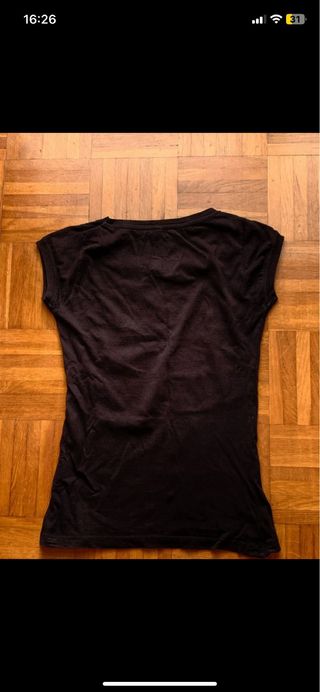 Camiseta negra manga corta con estampado de labios