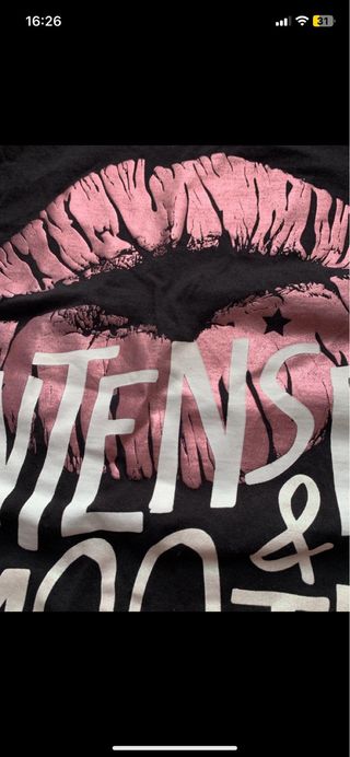 Camiseta negra manga corta con estampado de labios