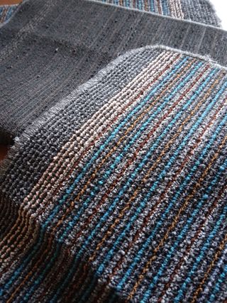 Tappeti tessuto blu e marrone