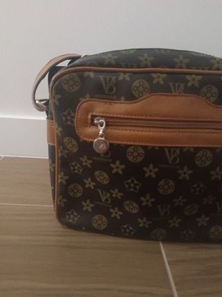 Bolso bandolera marrón con logo