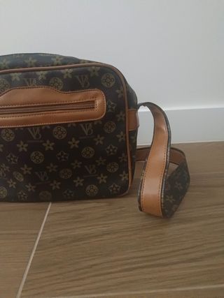 Bolso bandolera marrón con logo
