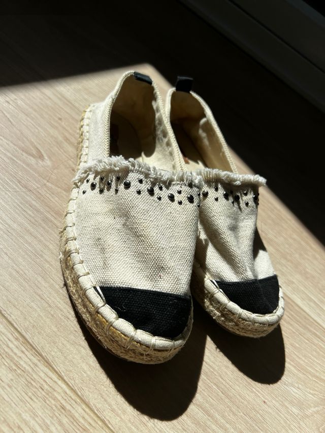 Espadrillas beige e nere con borchie
