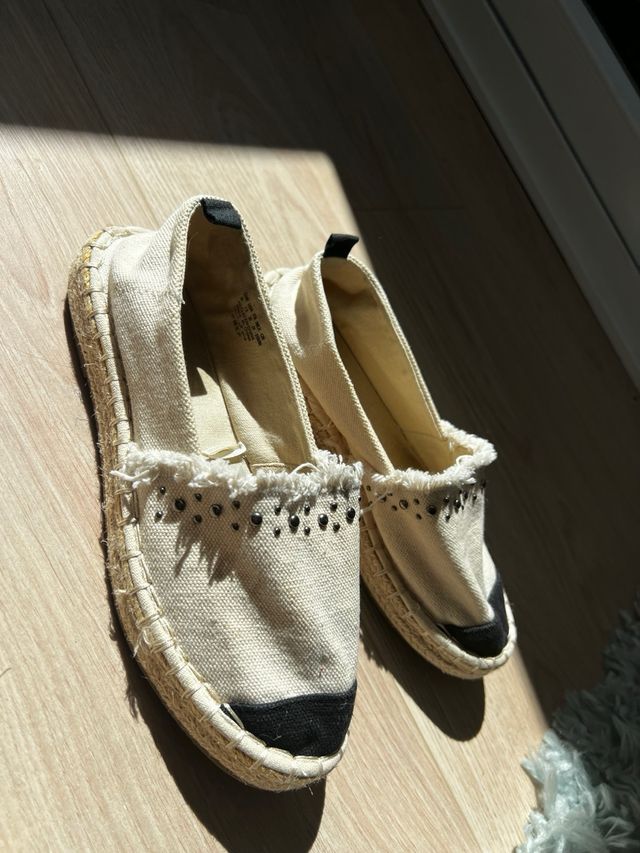 Espadrillas beige e nere con borchie