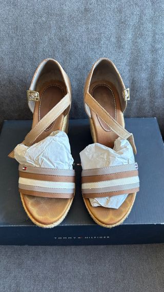 Vendo Sandalias Tommy Hilfiger Beige y marrones
