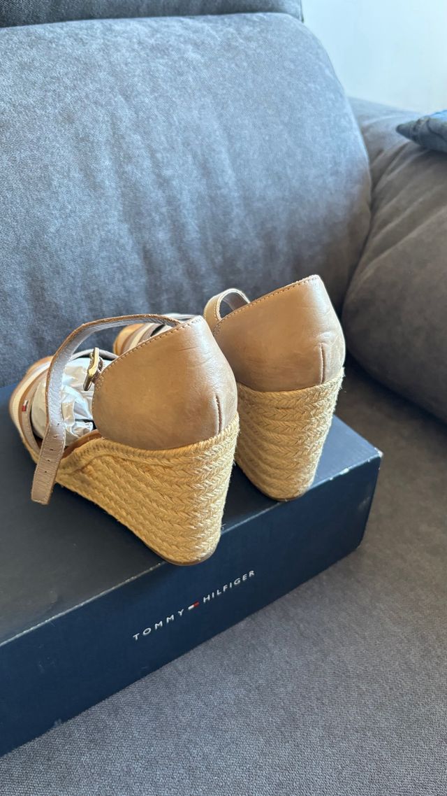 Vendo Sandalias Tommy Hilfiger Beige y marrones