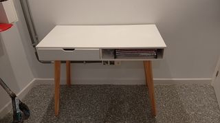 Escritorio blanco y madera