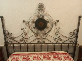 Cabecero de forja con detalles florales