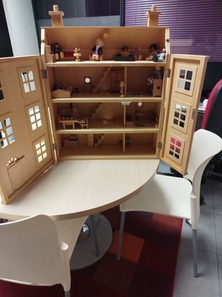 Casita de muñecas de madera