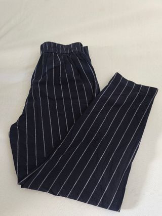 Pantalón rayas azul rey, tela fina. 