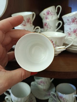 Servizio da caffè con fiori rosa