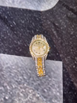 Reloj de lujo dorado y plateado