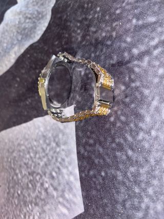 Reloj de lujo dorado y plateado