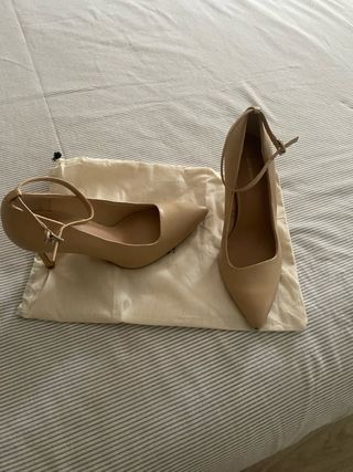 Scarpe beige con tacco alto con bracciale