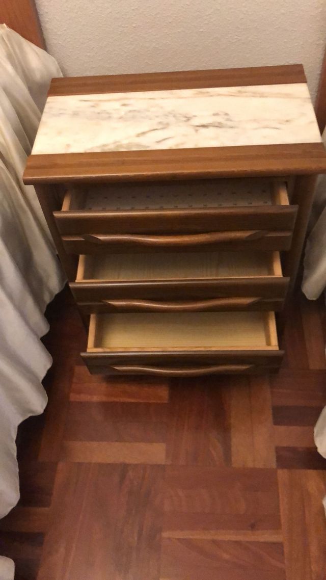 Mesita de noche de madera y mármol