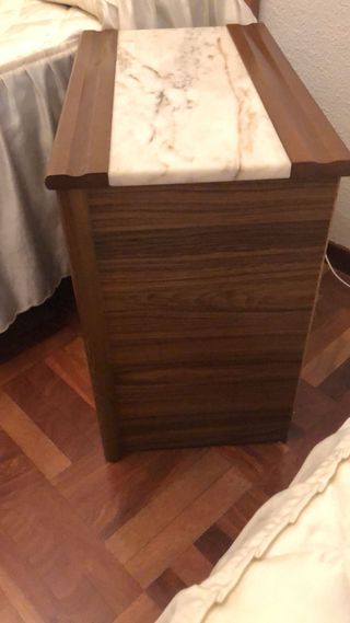 Mesita de noche de madera y mármol