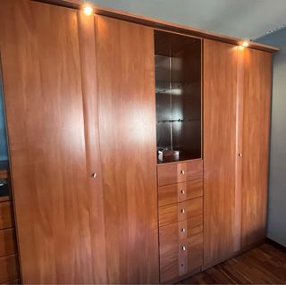Armario de madera con vitrina