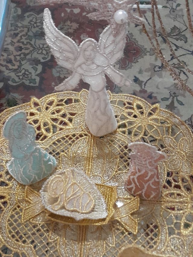 Presepe ricamato con filo oro