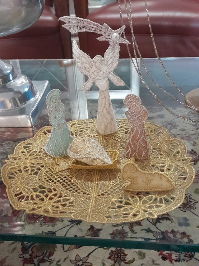 Presepe ricamato con filo oro