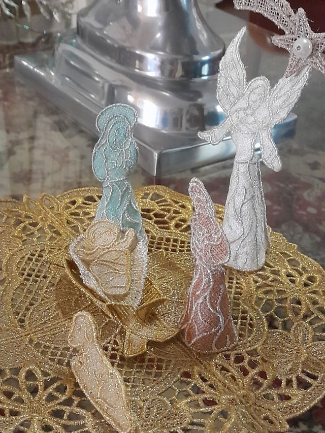 Presepe ricamato con filo oro