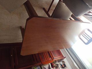 Mesa de salón de madera
