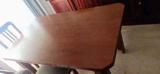 Mesa de salón de madera