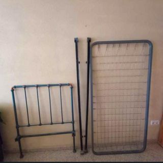 Cama de hierro antigua azul y gris