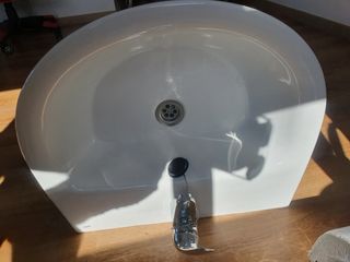 Lavabo blanco con grifo y base