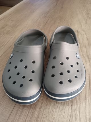 Zuecos Crocs grises
