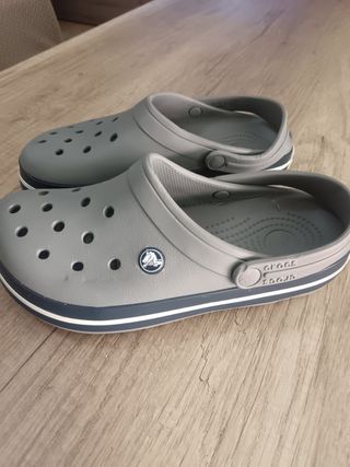Zuecos Crocs grises