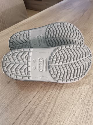 Zuecos Crocs grises