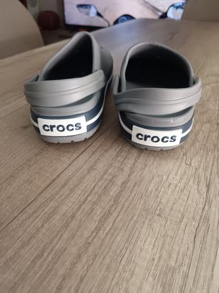 Zuecos Crocs grises