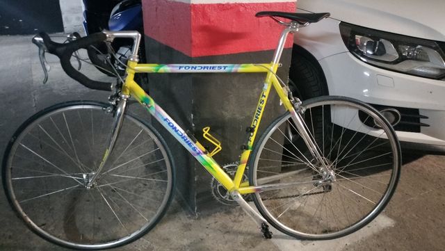 Bicicleta de carretera Fondriest amarilla