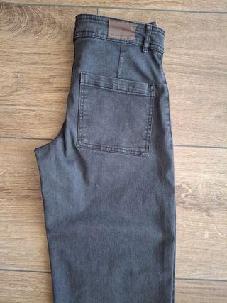 Pantalón vaquero negro gris