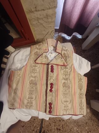 Traje fallero: chaleco, camisa y pantalón, medias