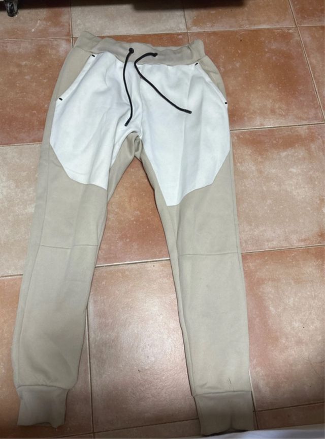 Pantalón de chándal SikSilk beige y blanco