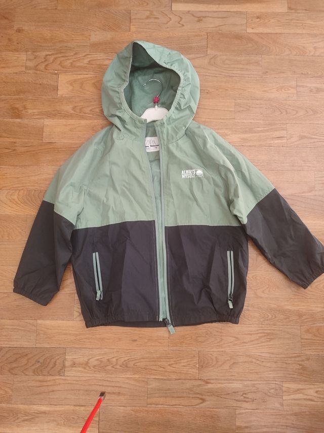 Cazadora Zara niño verde y negra