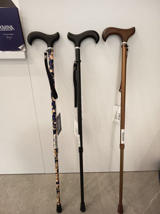 Bastón ajustable con empuñadura ergonómica