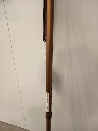 Bastón ajustable con empuñadura ergonómica